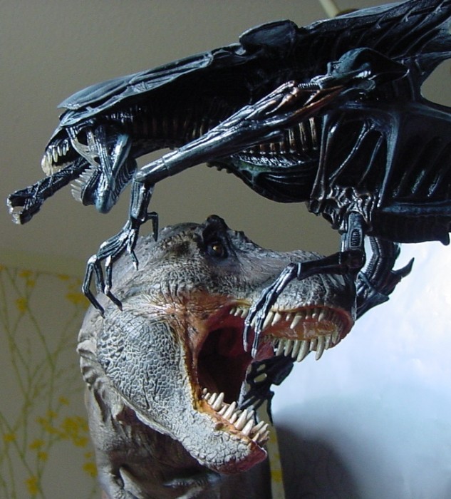 1:15 Sideshow Tyrannosaurus with 1:10 NECA Alien Queen - Because why not?