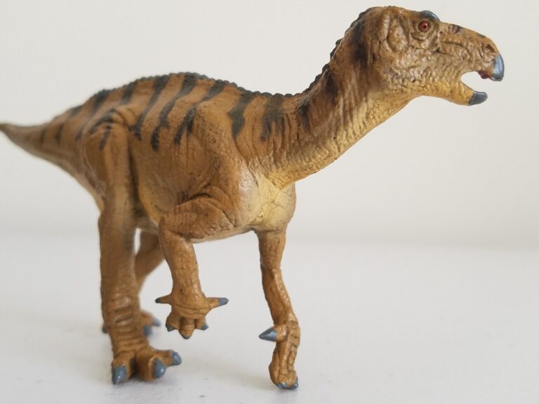 Iguanodon (Soft Model 2020 series by Favorite Co. Ltd.) – Dinosaur Toy Blog