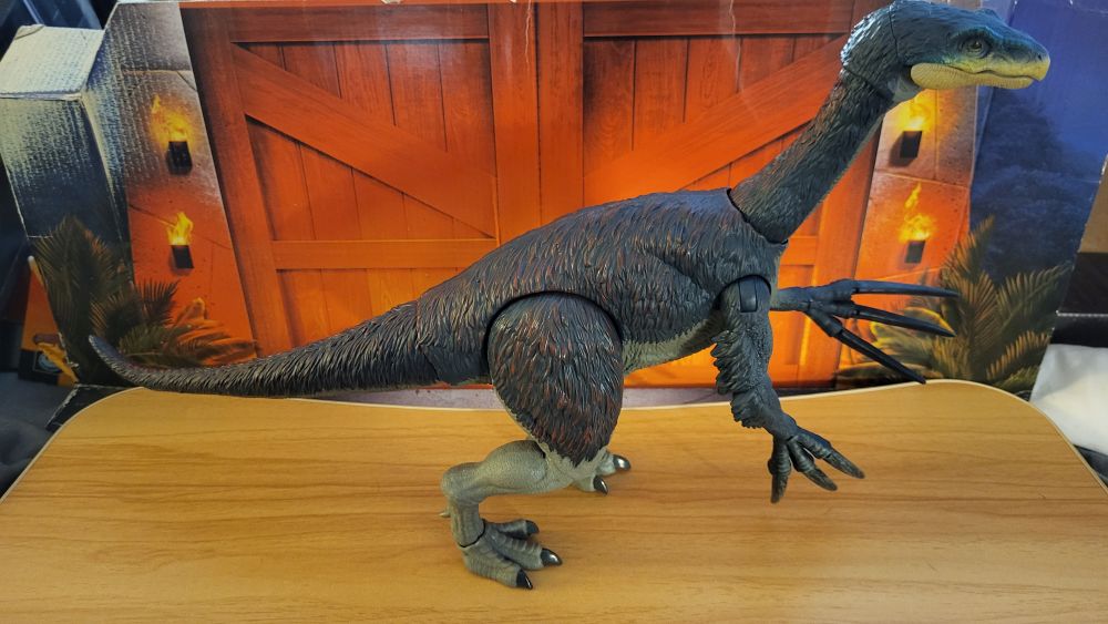 Therizinosaurus facing towards the right, side view, in standing pose
