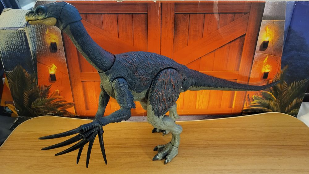 Therizinosaurus facing towards the left, side view, in standing pose