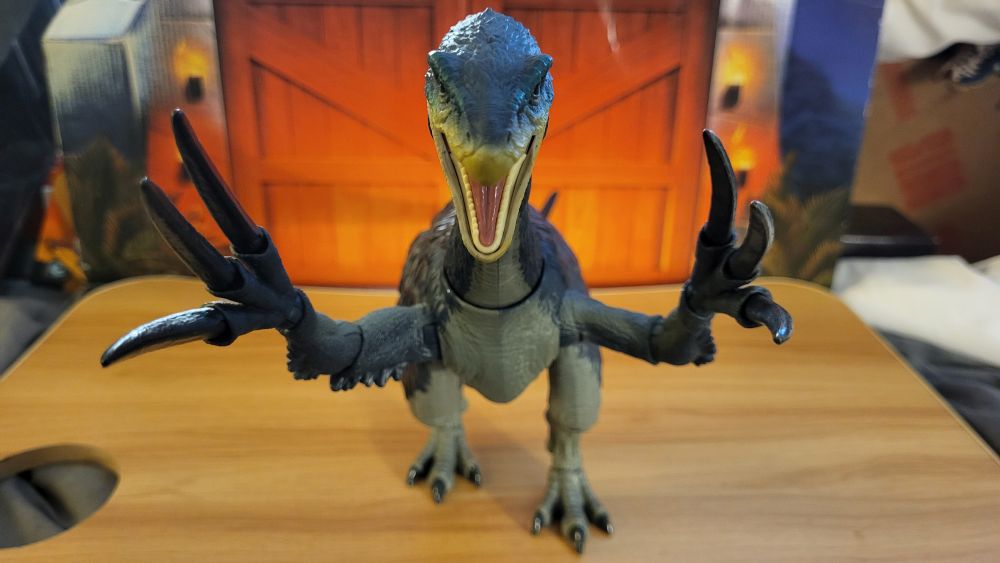 Therizinosaurus facing towards the viewer with arms splayed out in an aggressive display