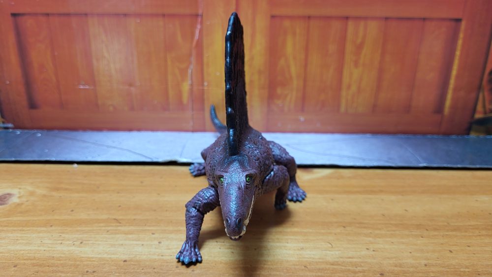 View of the figure from the front side, head facing the camera, jaw closed